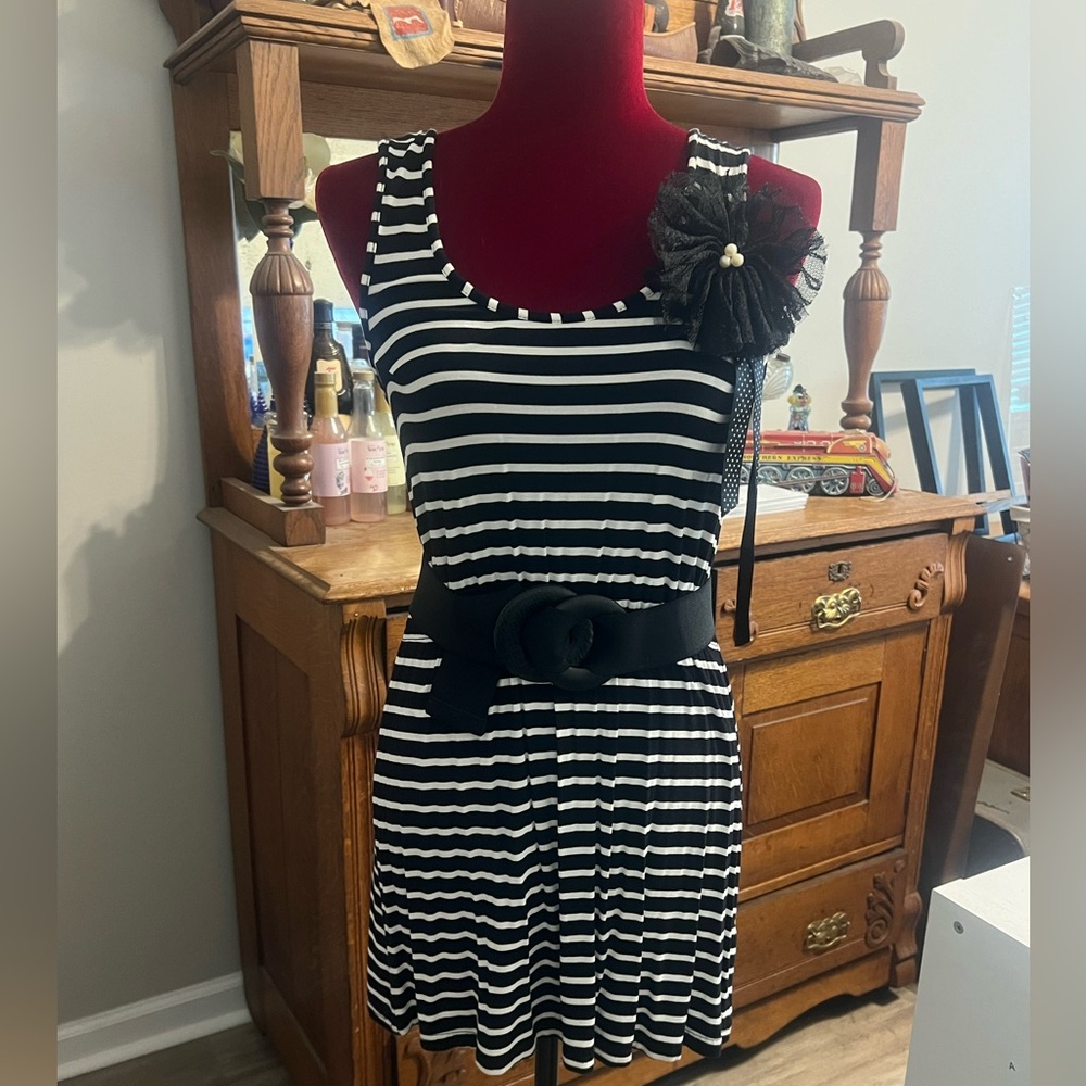 Blanc Noir White & Black Tank with Removable Lace Pin